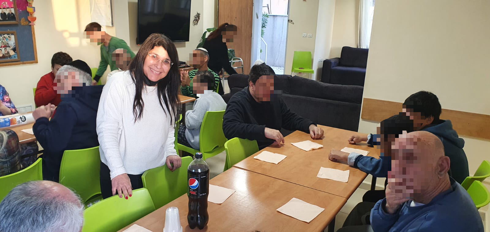 ארוחת המבורגרים בהוסטל למבוגרים בעלי מש"ה