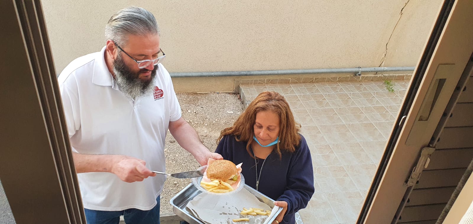 ארוחת המבורגרים בהוסטל למבוגרים בעלי מש"ה