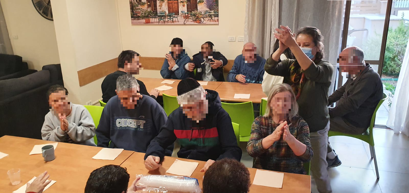 ארוחת המבורגרים בהוסטל למבוגרים בעלי מש"ה