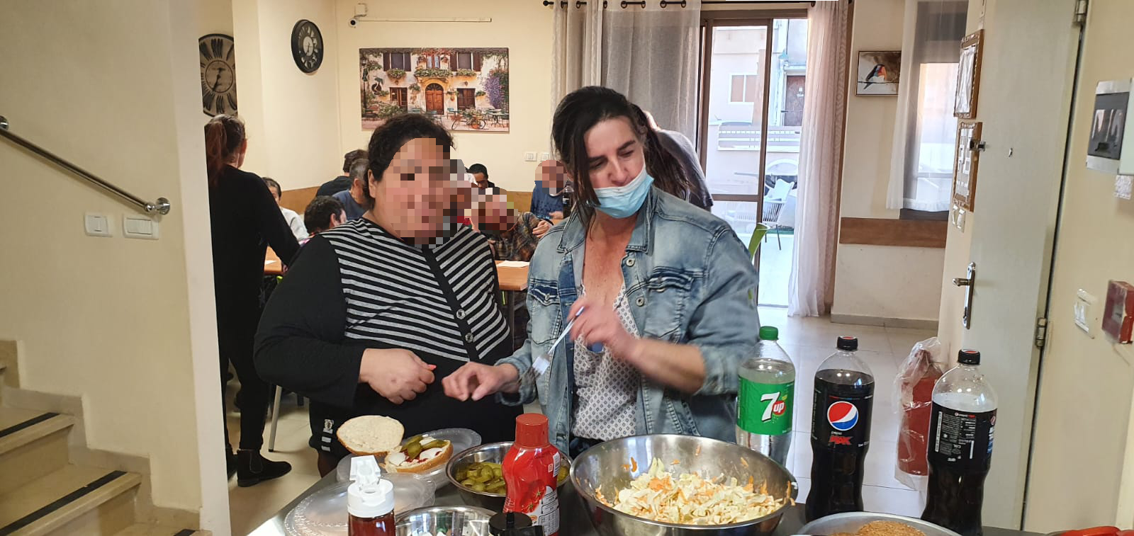 ארוחת המבורגרים בהוסטל למבוגרים בעלי מש"ה