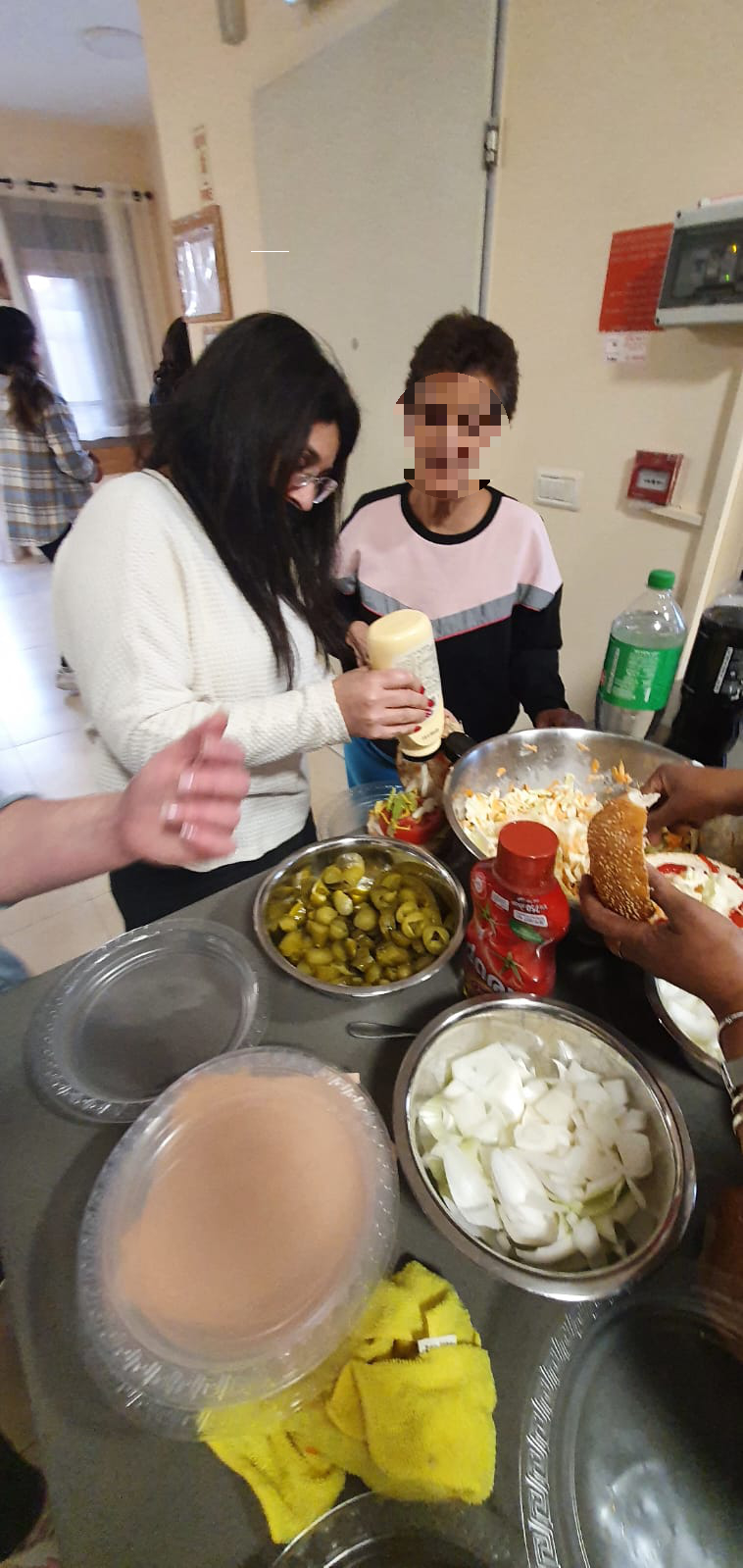 ארוחת המבורגרים בהוסטל למבוגרים בעלי מש"ה