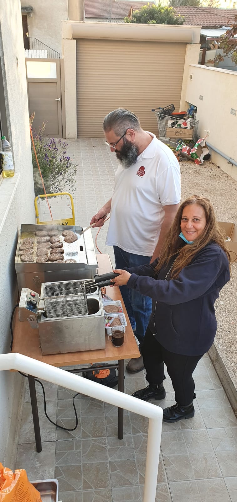 ארוחת המבורגרים בהוסטל למבוגרים בעלי מש"ה