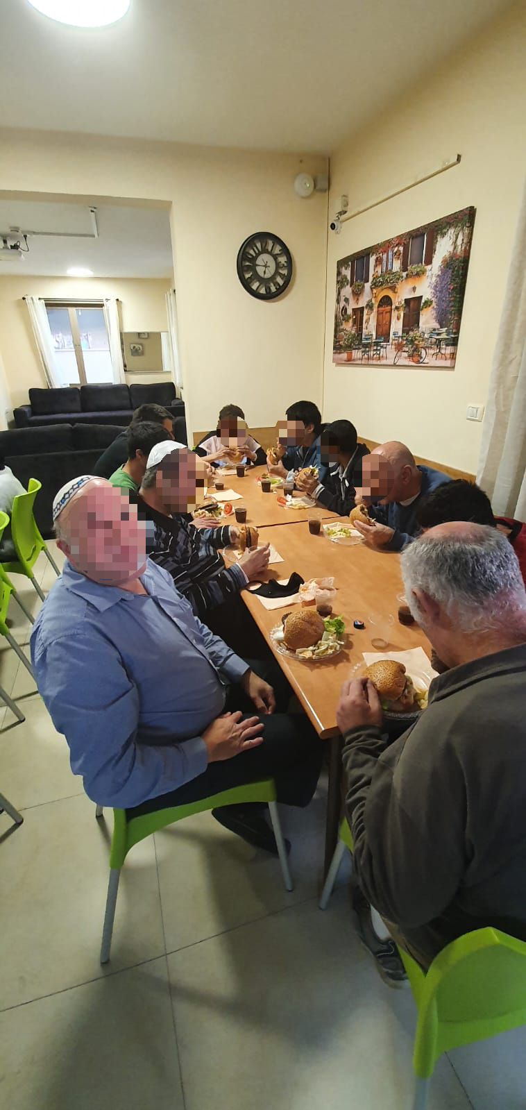 ארוחת המבורגרים בהוסטל למבוגרים בעלי מש"ה