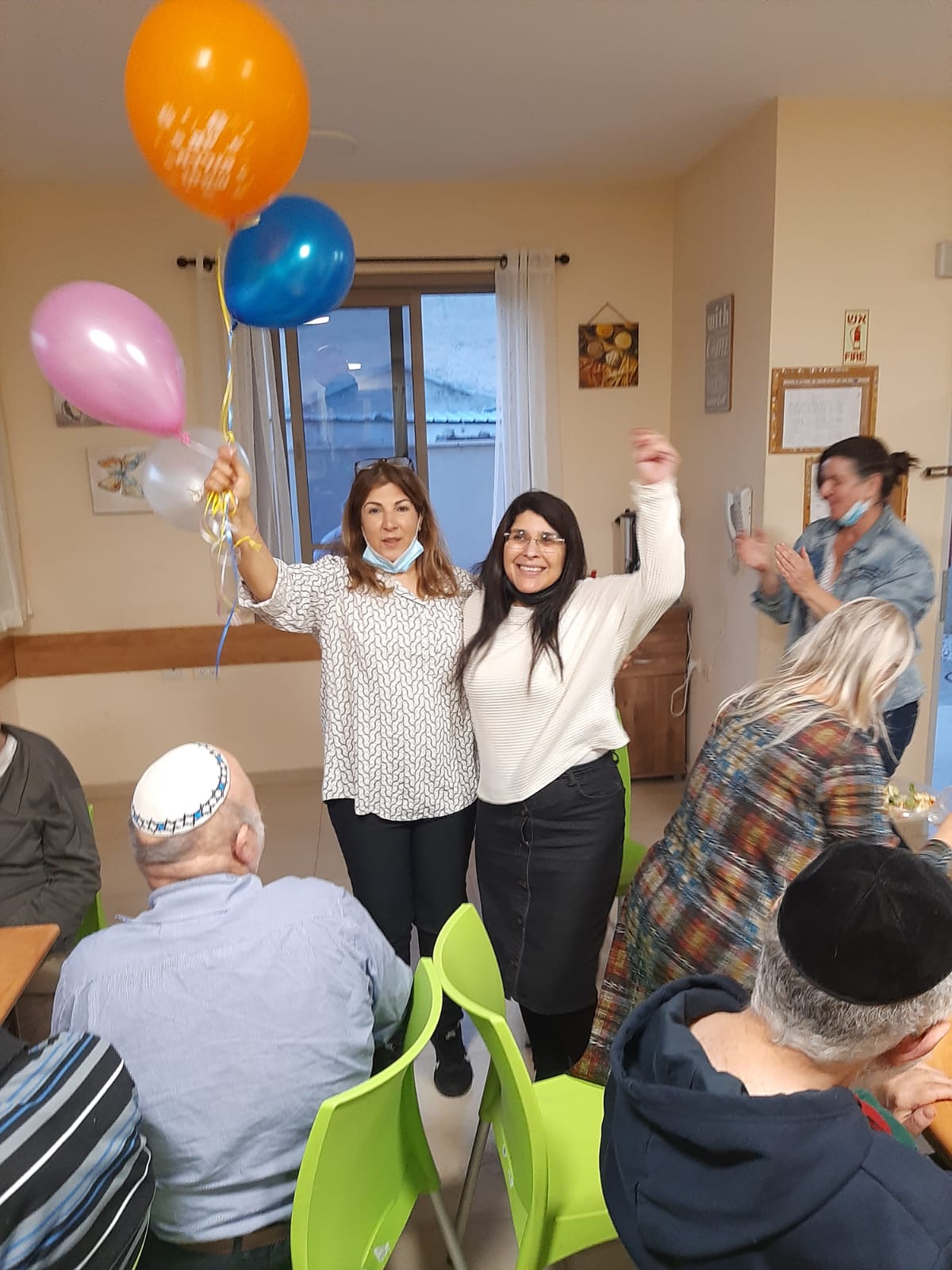 ארוחת המבורגרים בהוסטל למבוגרים בעלי מש"ה