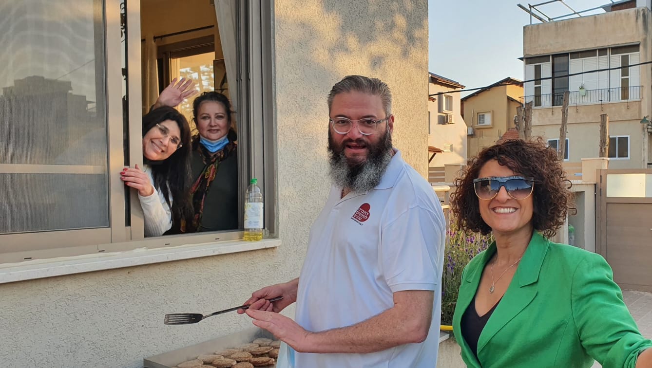 ארוחת המבורגרים בהוסטל למבוגרים בעלי מש"ה