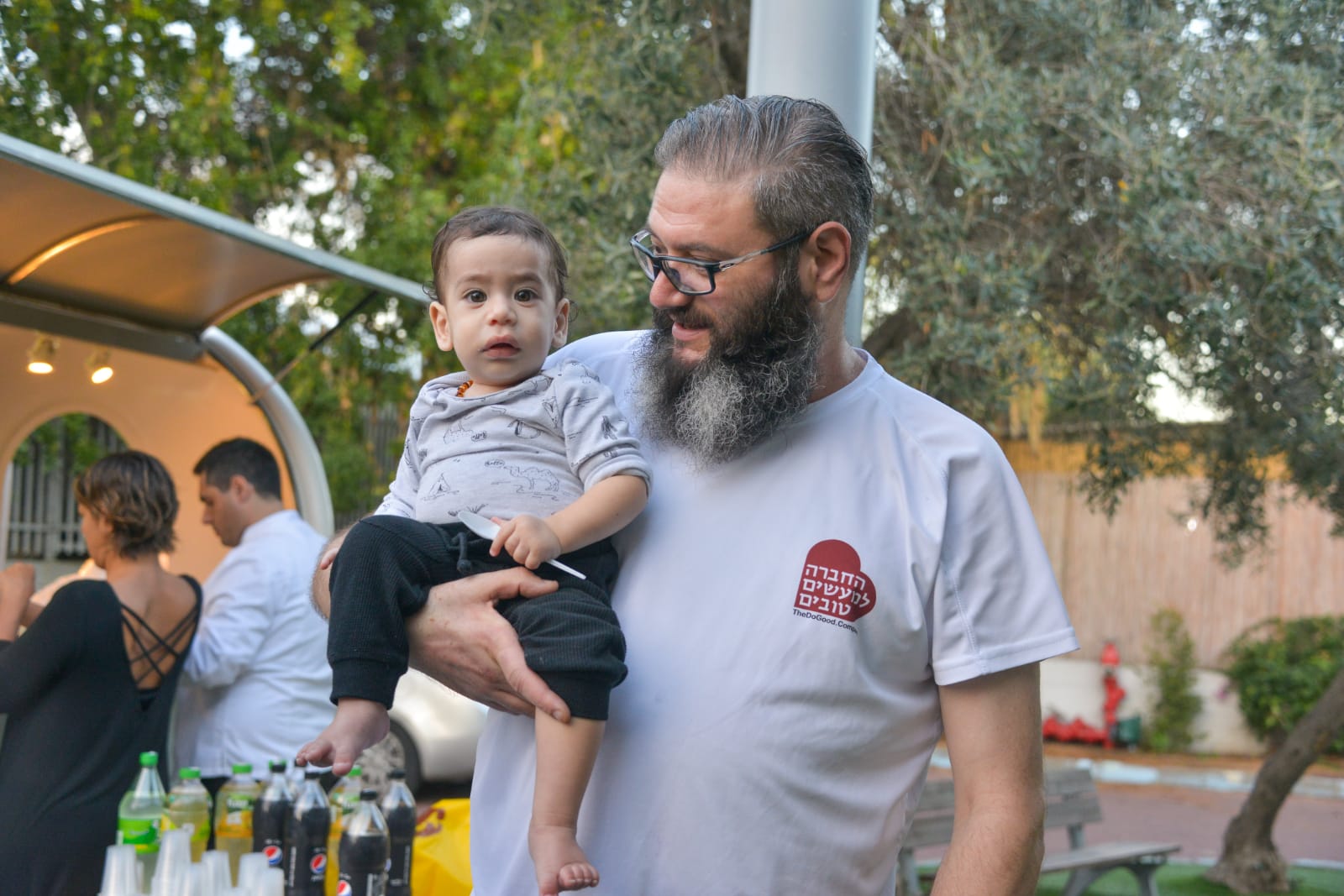 אחה"צ של מוסיקה ופלאפל בכפר עופרים