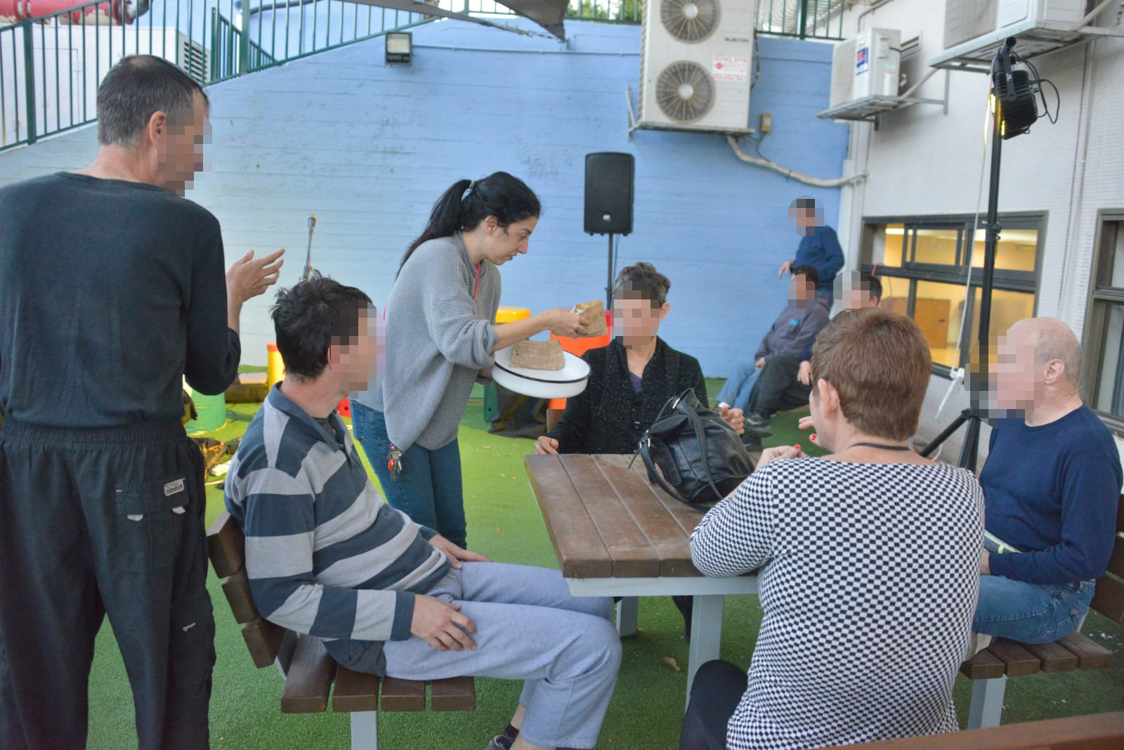 אחה"צ של מוסיקה ופלאפל בכפר עופרים