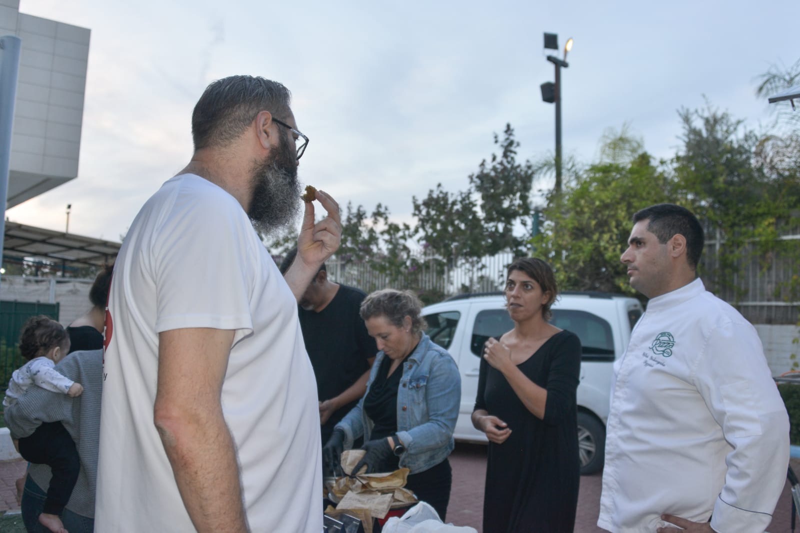 אחה"צ של מוסיקה ופלאפל בכפר עופרים