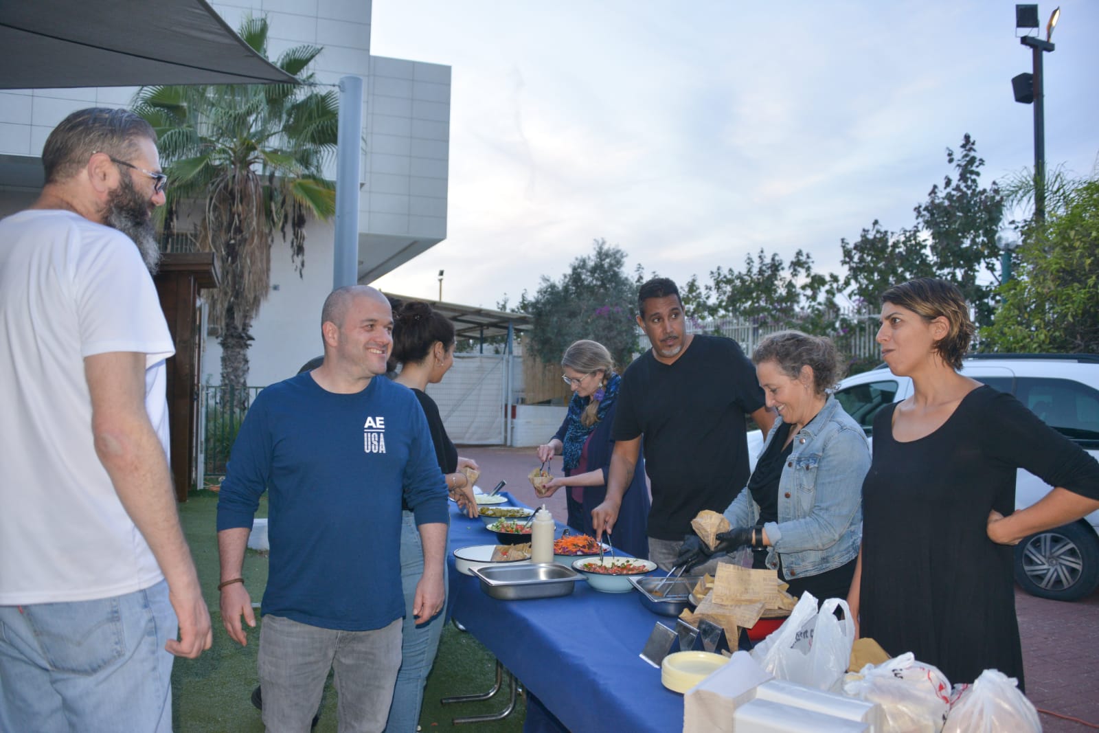 אחה"צ של מוסיקה ופלאפל בכפר עופרים