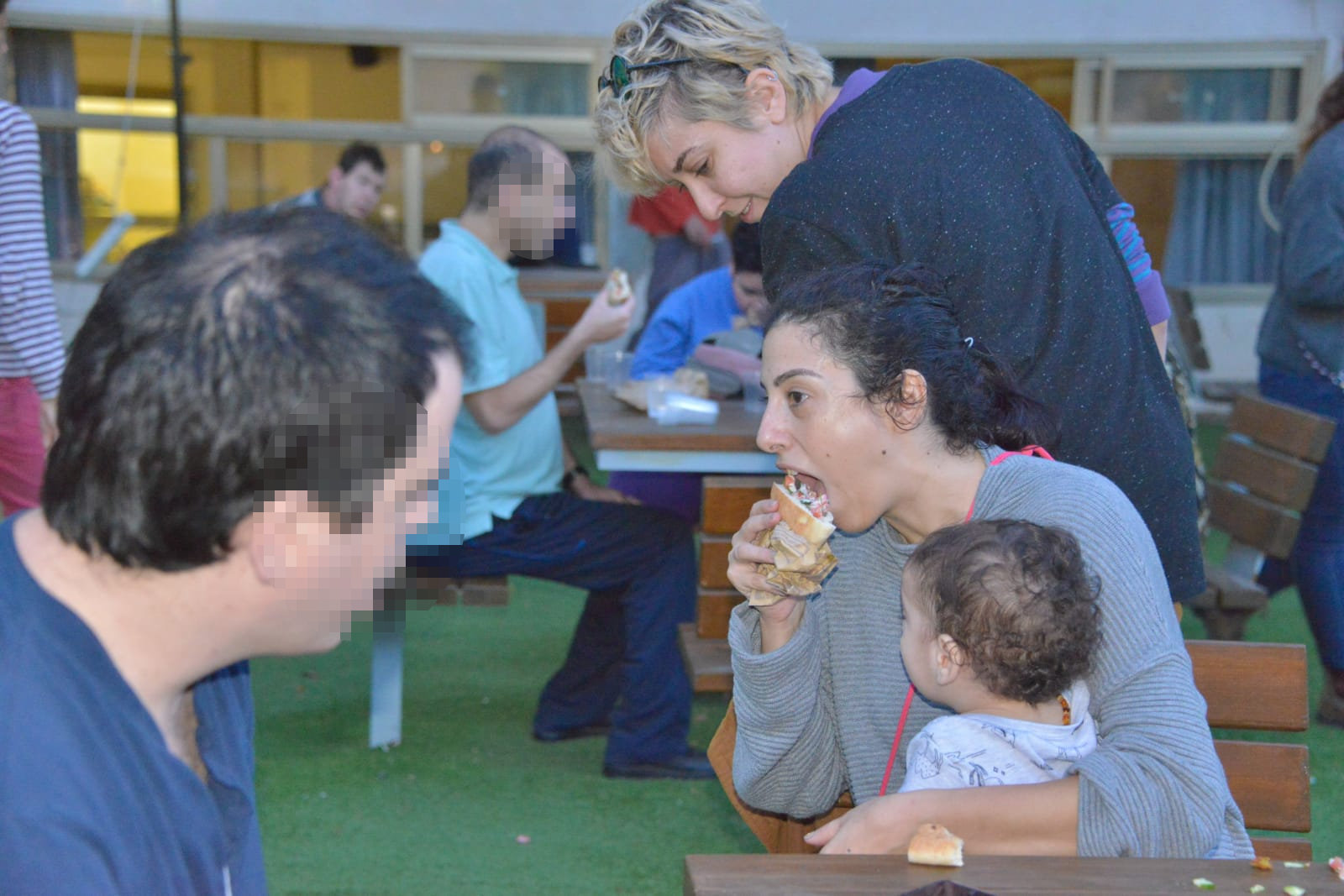 אחה"צ של מוסיקה ופלאפל בכפר עופרים