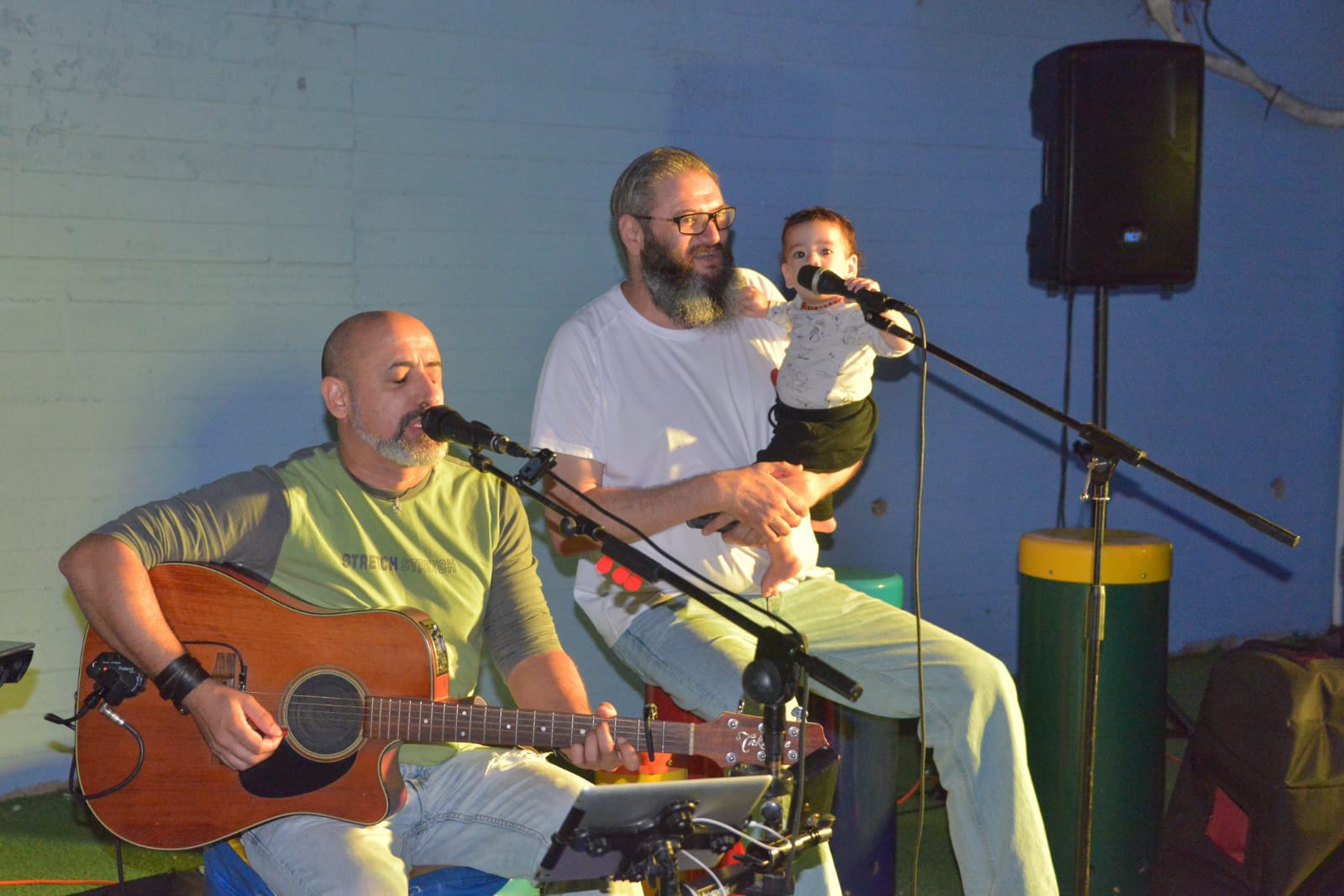 אחה"צ של מוסיקה ופלאפל בכפר עופרים