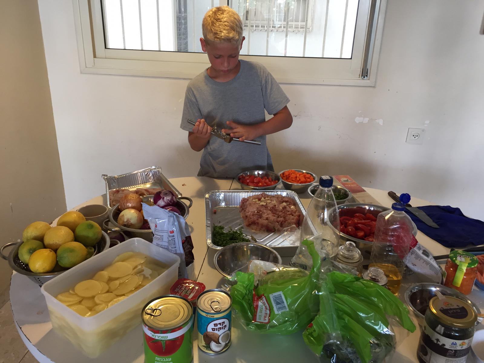 ילדי פרוייקט כפתור והשף איל לביא