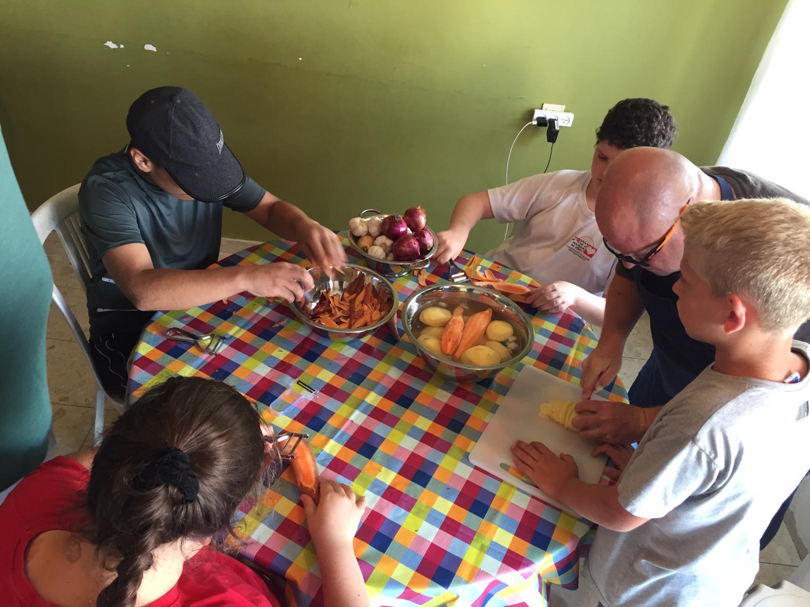 ילדי פרוייקט כפתור והשף איל לביא