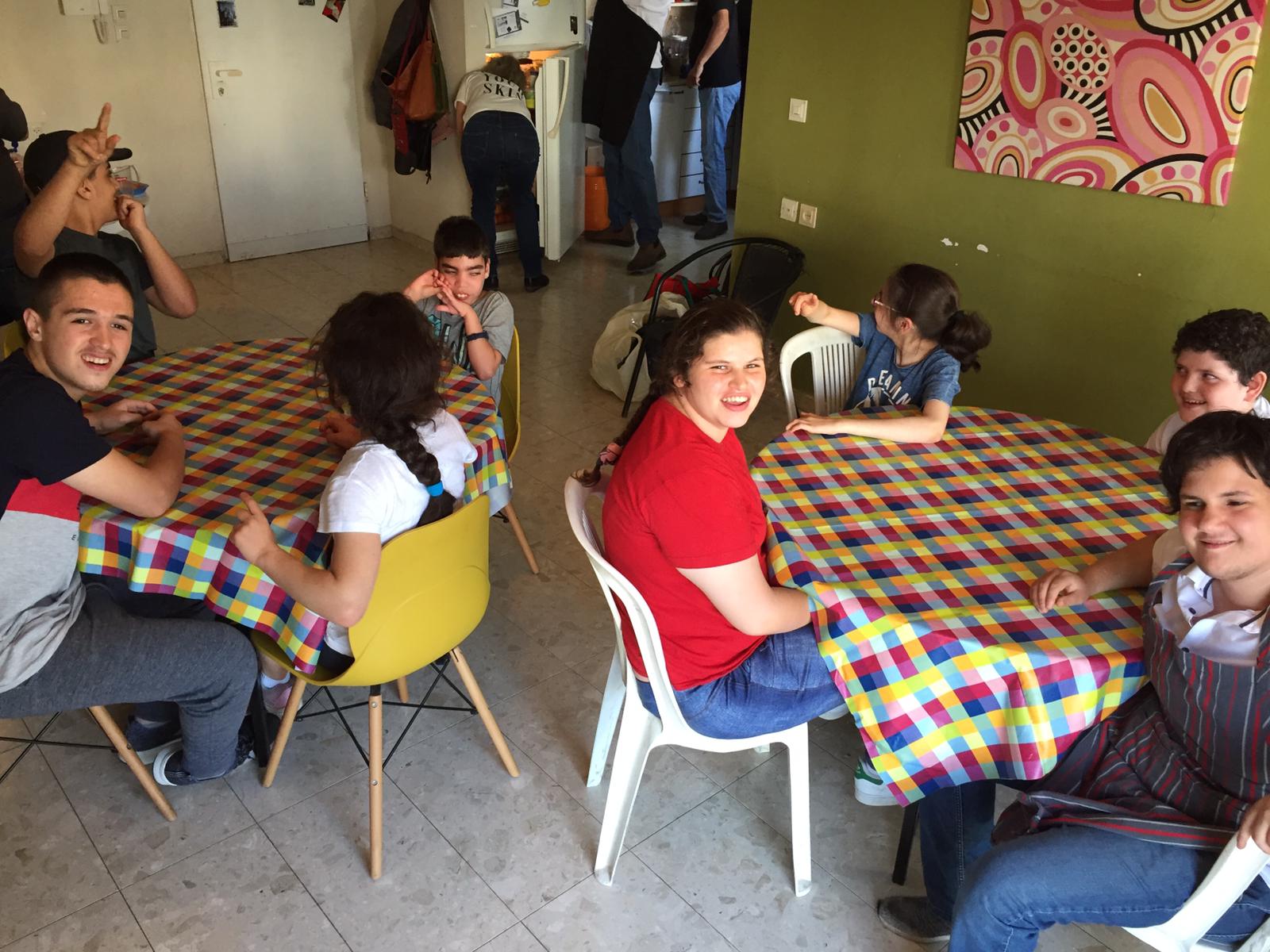 ילדי פרוייקט כפתור והשף איל לביא