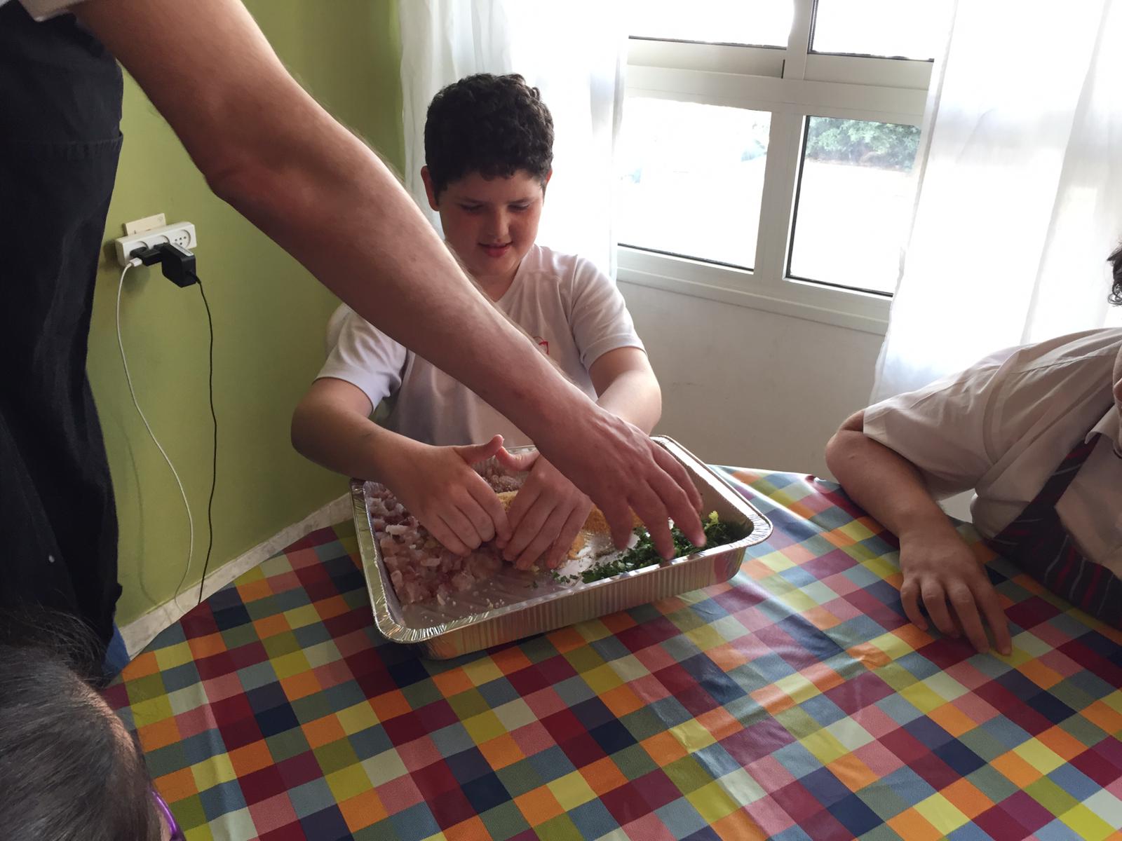 ילדי פרוייקט כפתור והשף איל לביא