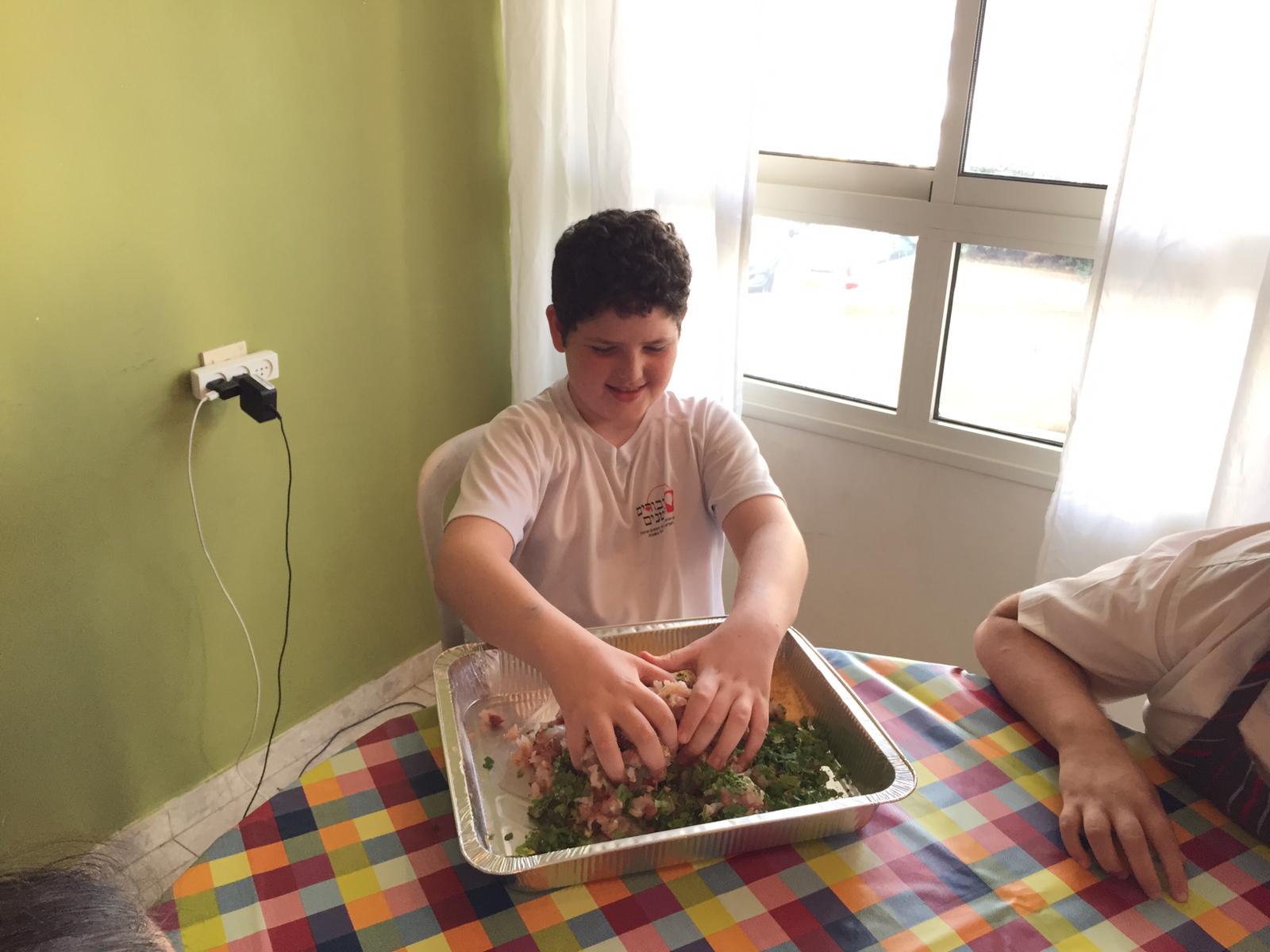 ילדי פרוייקט כפתור והשף איל לביא