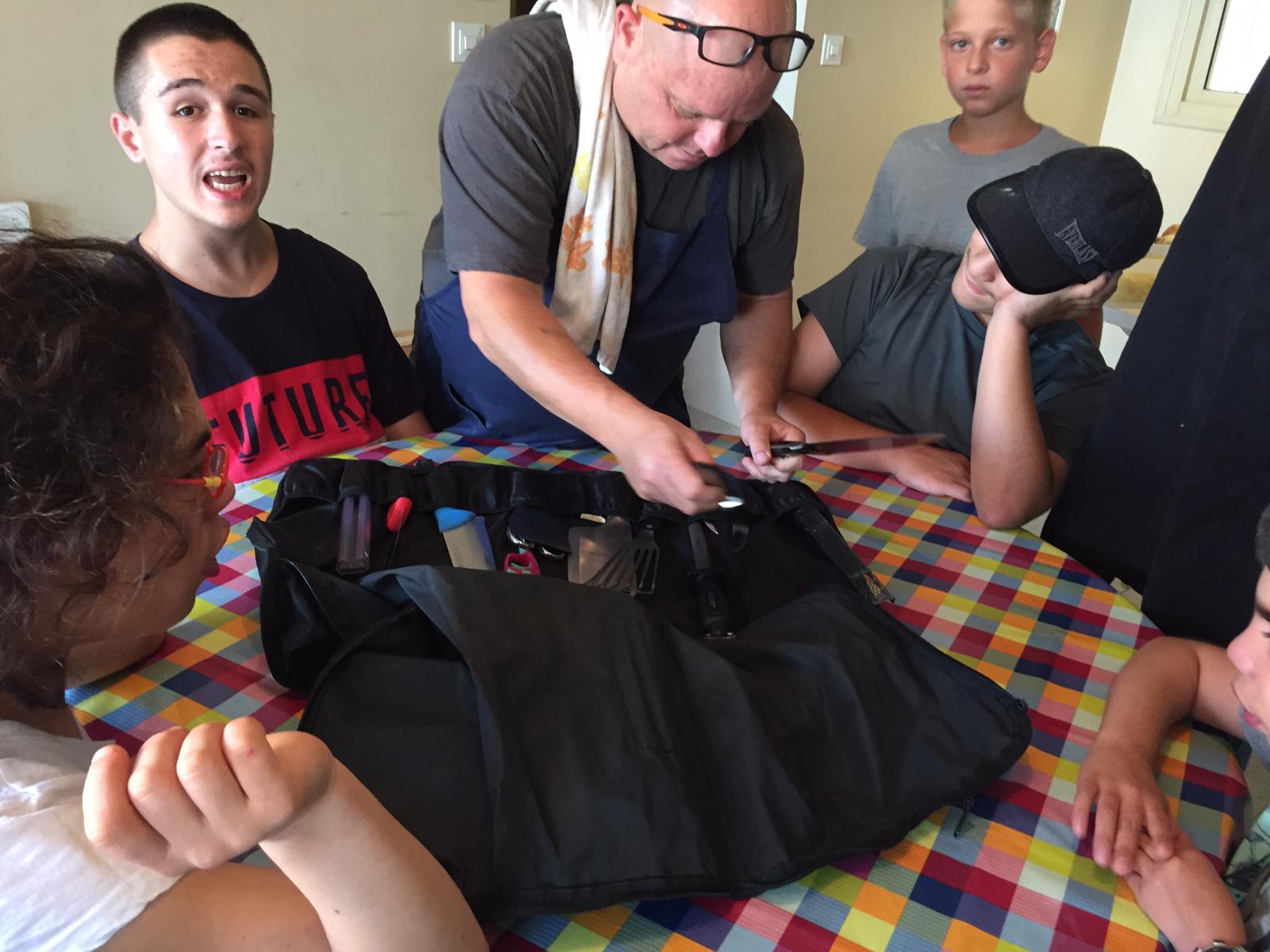 ילדי פרוייקט כפתור והשף איל לביא